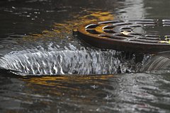 Человек неожиданно попал в трубу из-за сильного ливня в Москве